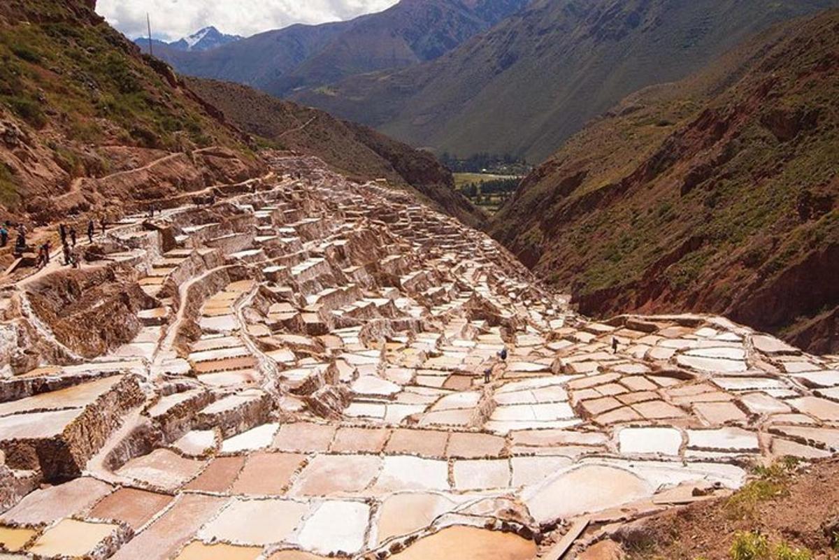 una ciudad antigua en la ladera de una montaña