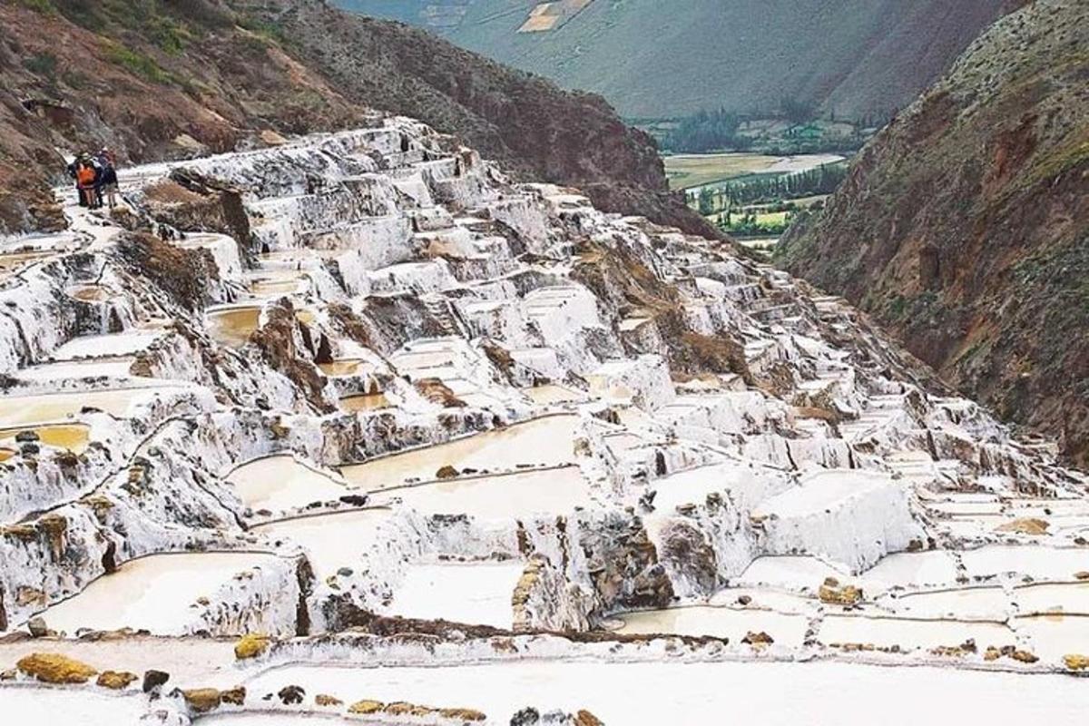 Una montaña con nieve en la ladera
