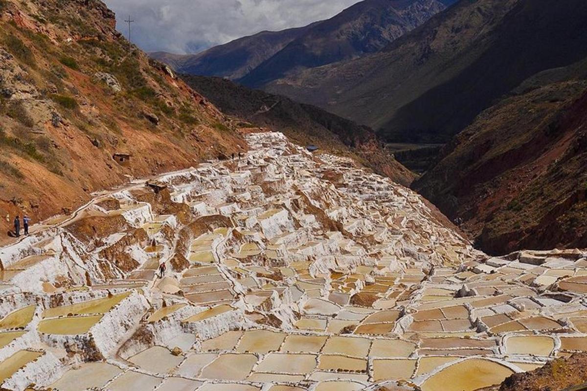 un grupo de edificios en la ladera de una montaña