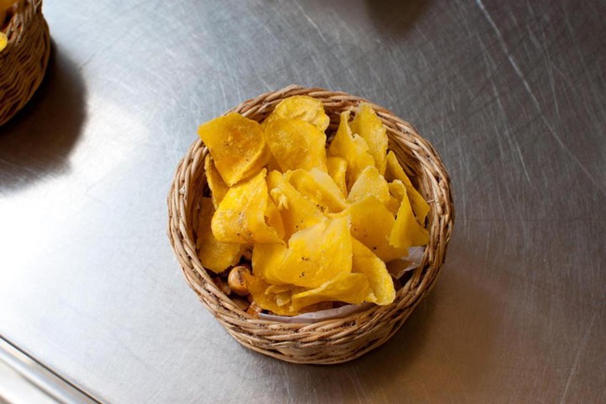 una cistella de patates fregides sobre una taula