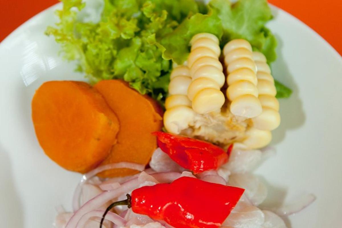 sepinggan makanan putih dengan sayur-sayuran dan buah-buahan