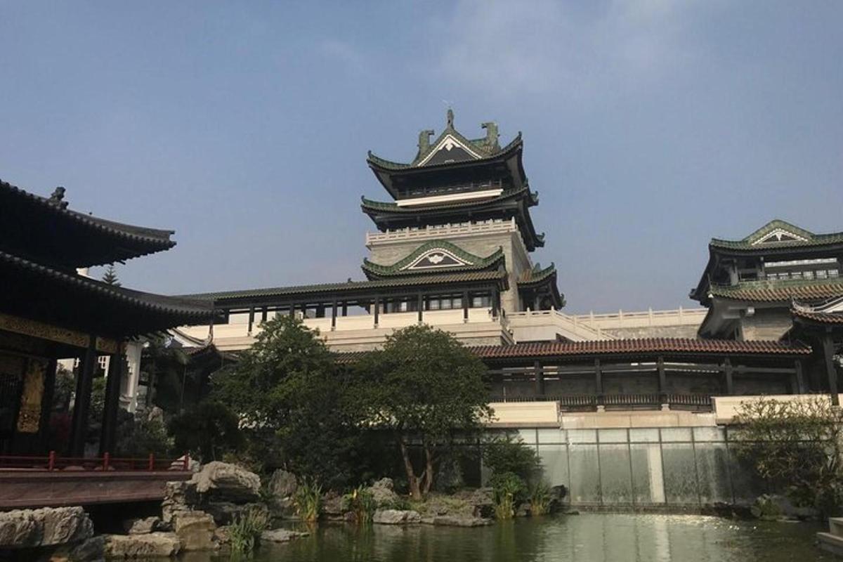 一座以高塔为背景的大型建筑