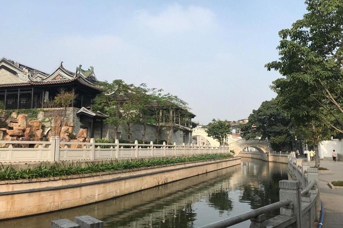 建筑物和桥梁前的河流