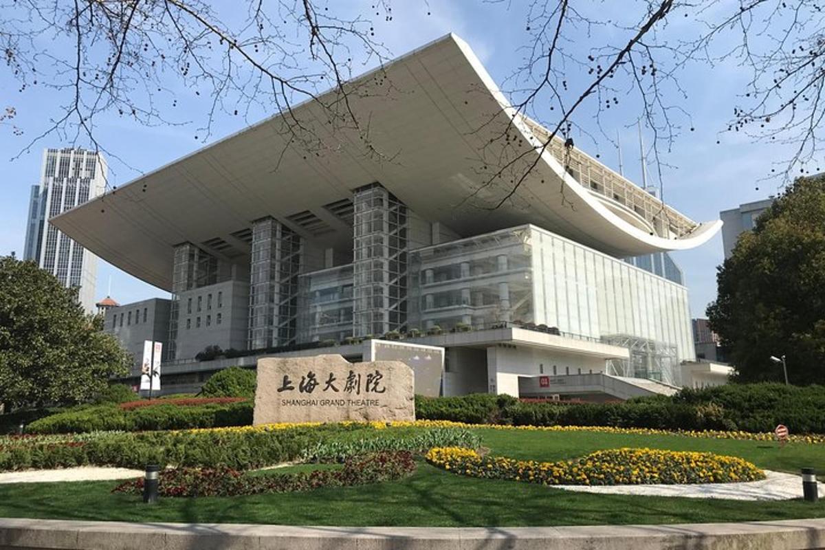 un edificio con un cartello davanti
