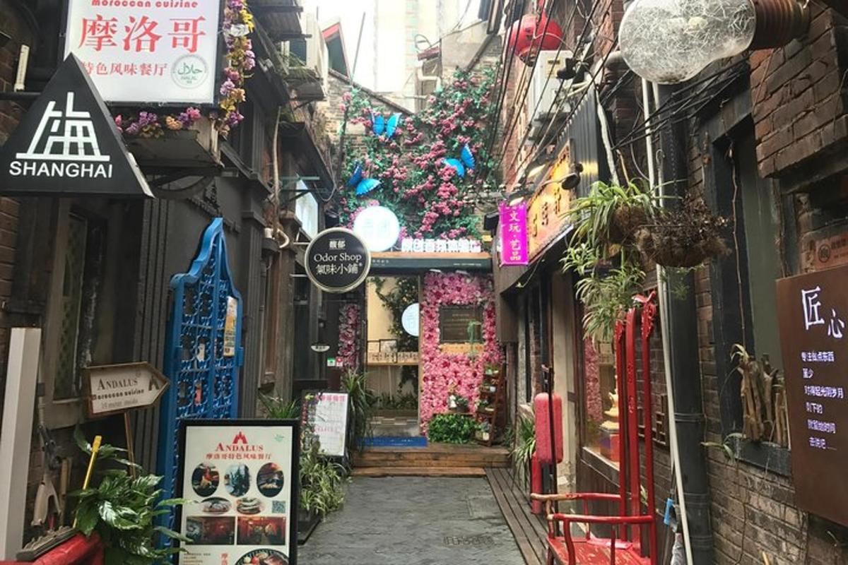 un vicolo in una città asiatica con fiori