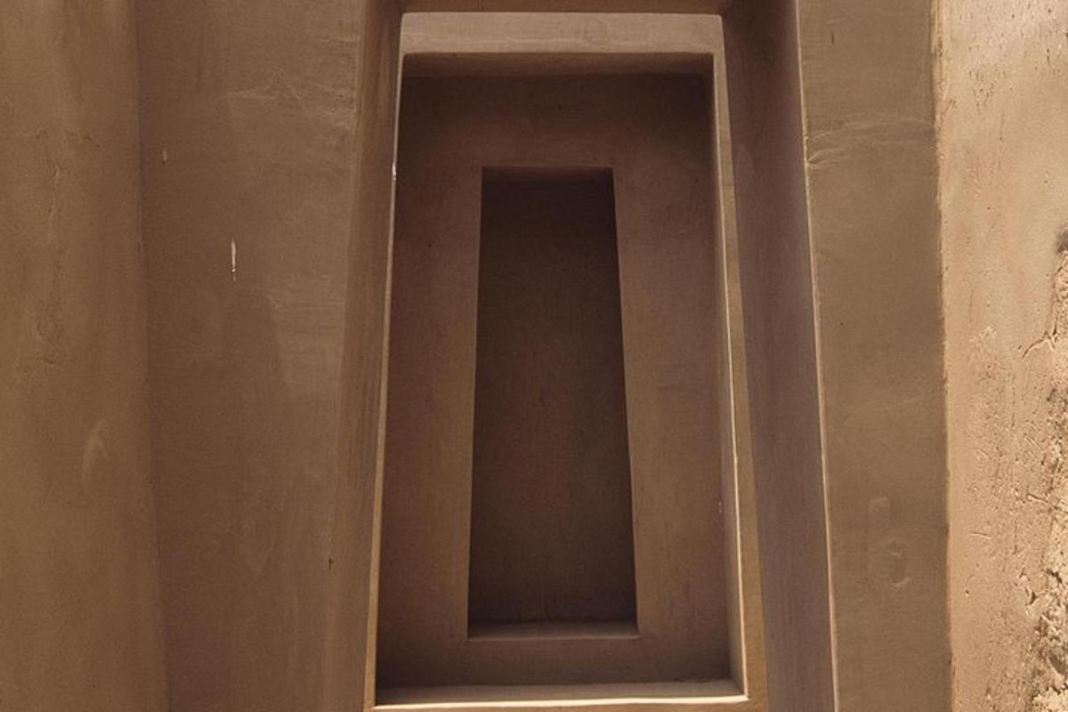 una porta de vidre d'un edifici amb una habitació fosca