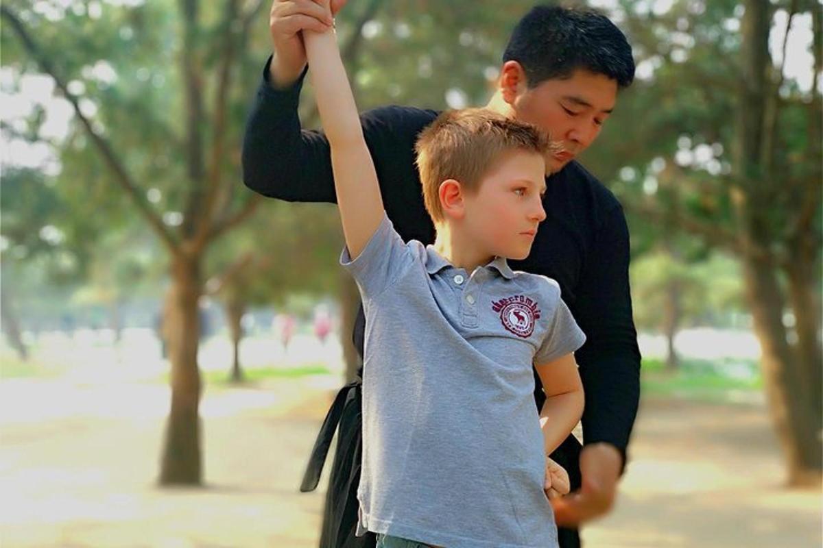 seorang lelaki dan seorang budak lelaki dengan tangan mereka di udara