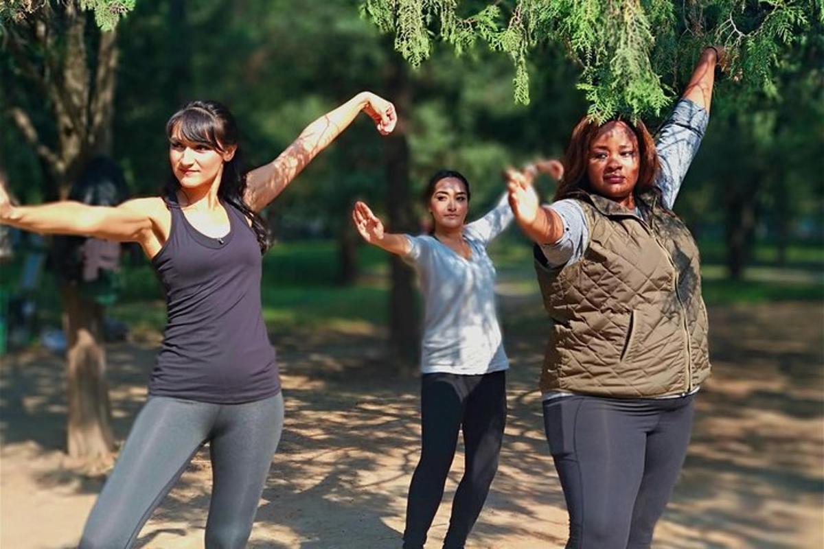 sekumpulan tiga wanita menari di taman