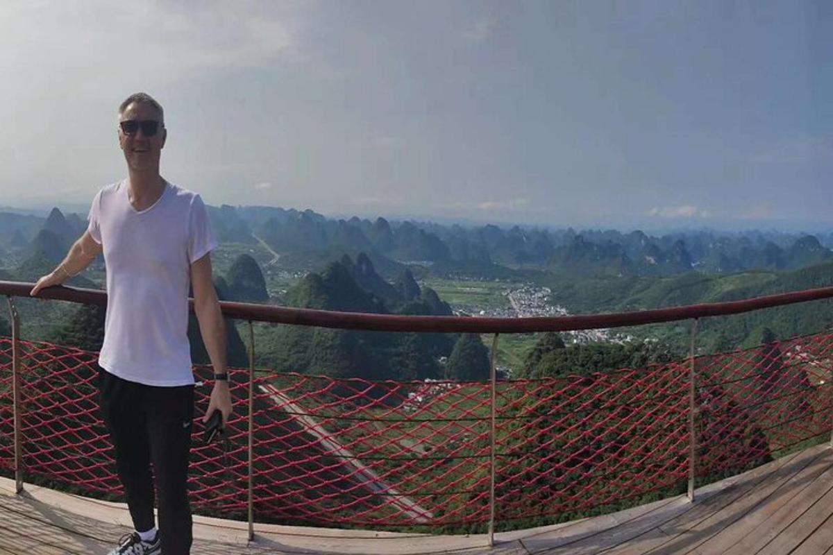 un uomo in piedi sulla cima di un ponte panoramico