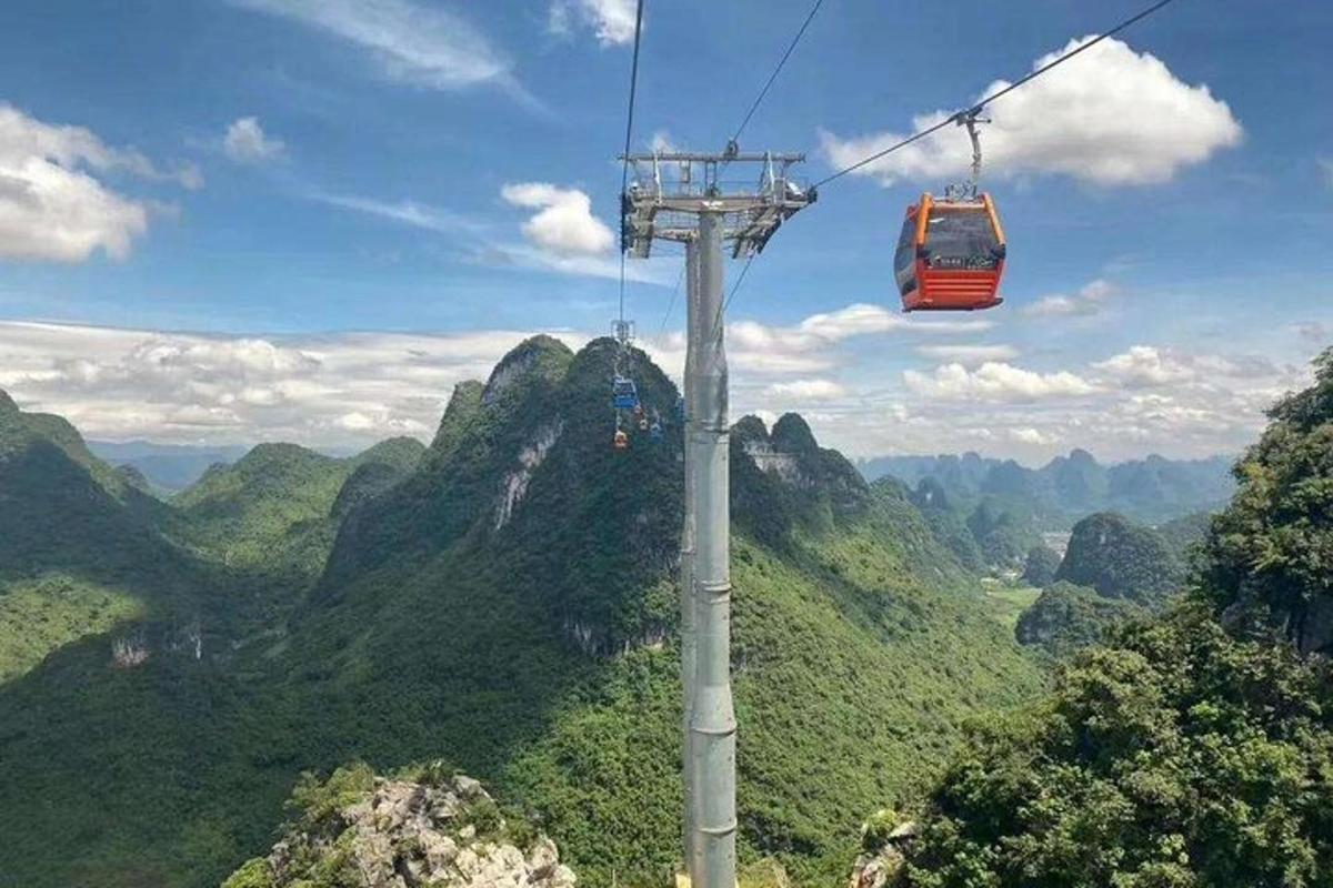 un giro in gondola nel cielo sopra le montagne