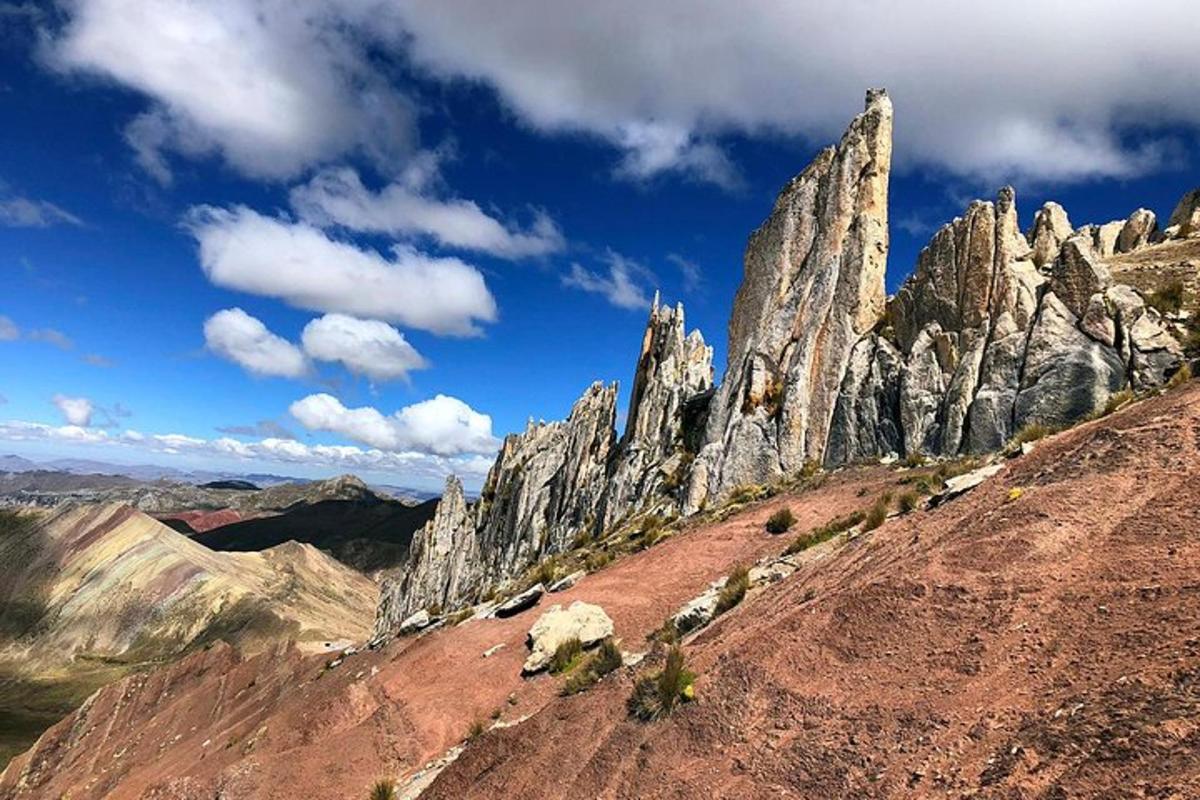 um grupo de rochas no topo de uma montanha