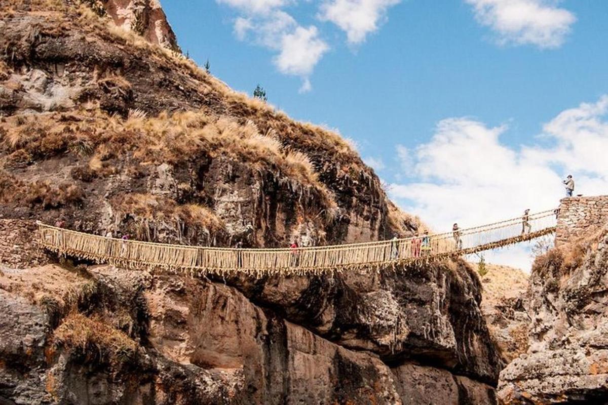 fólk á hengibrú á fjallshlíð
