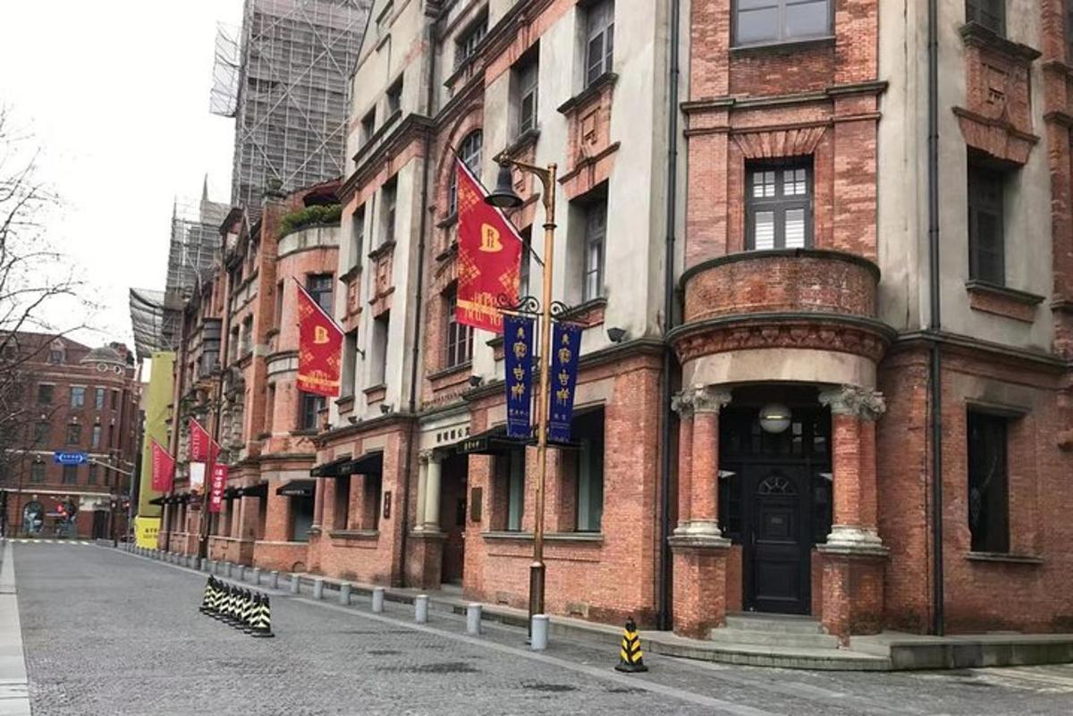 un edificio con banderas al costado de una calle