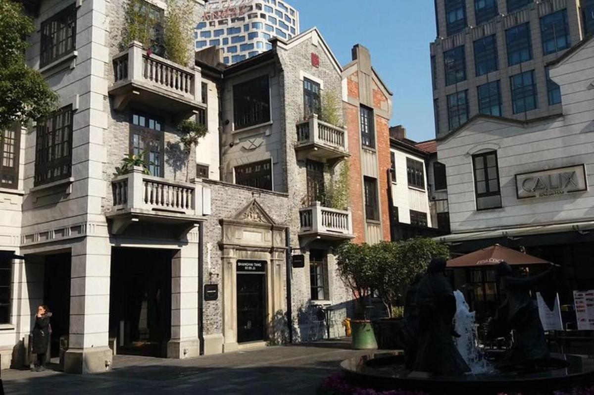 Un edificio con balcones a los lados.
