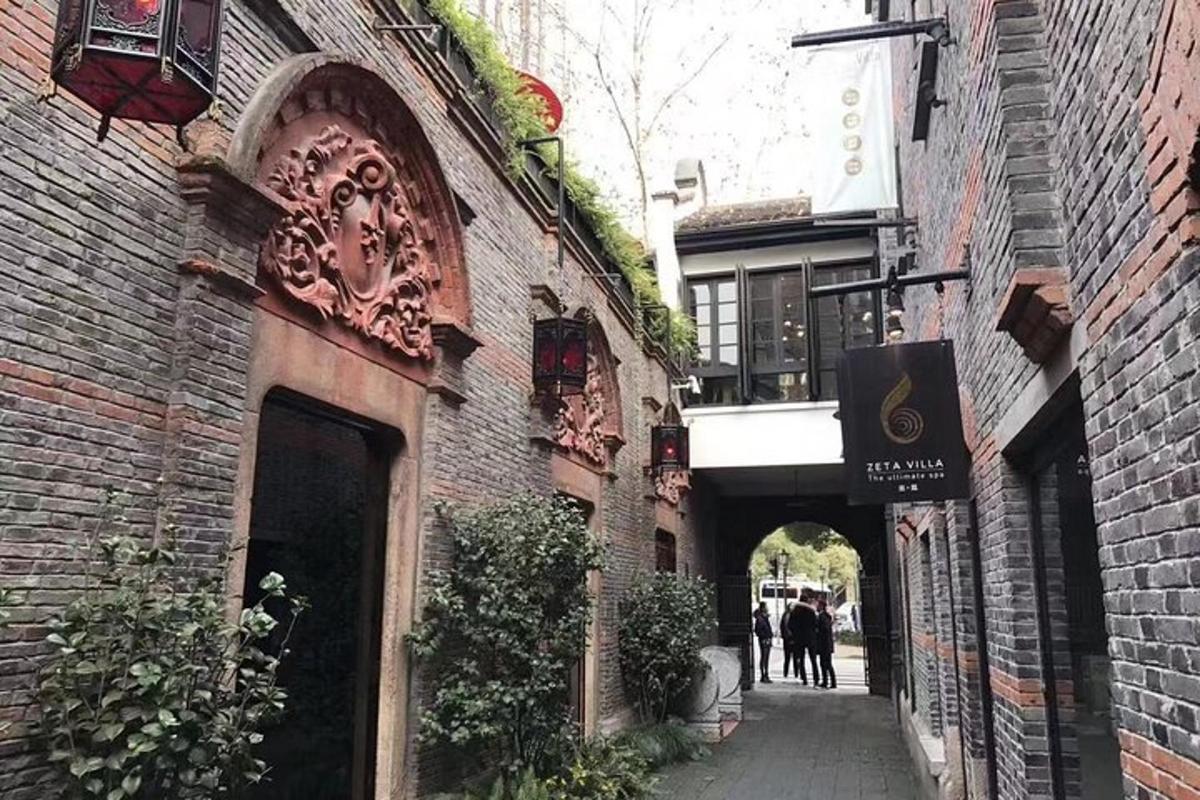 Un callejón con gente caminando por una calle