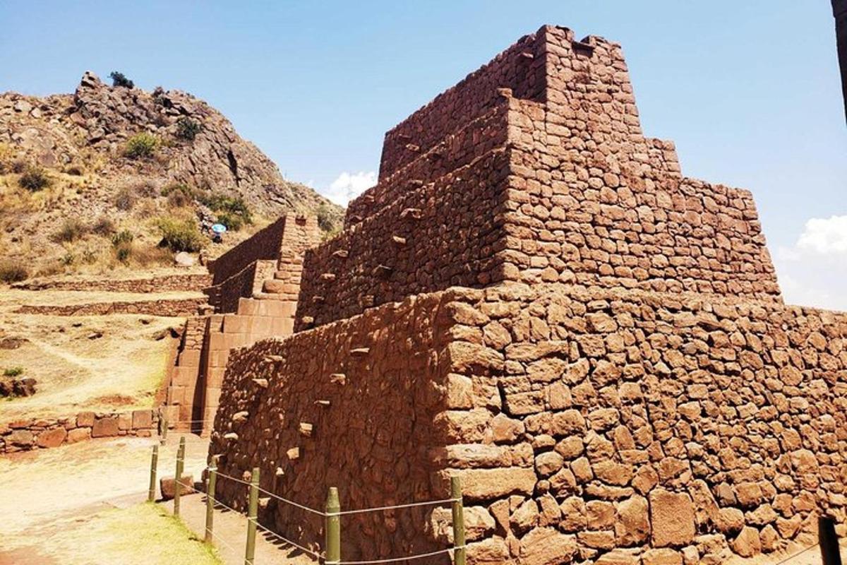 مبنى حجري كبير مع جبل في الخلفية