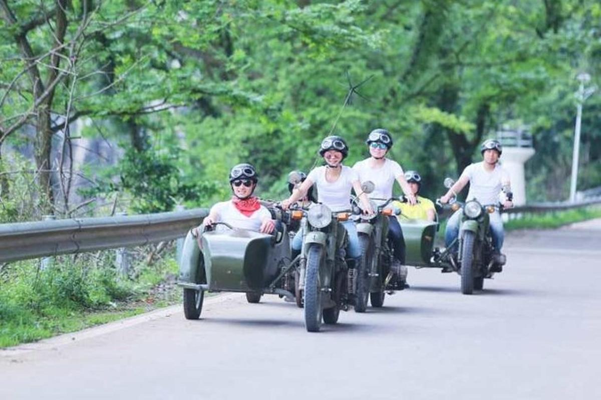um grupo de pessoas andando de motocicleta com um side car