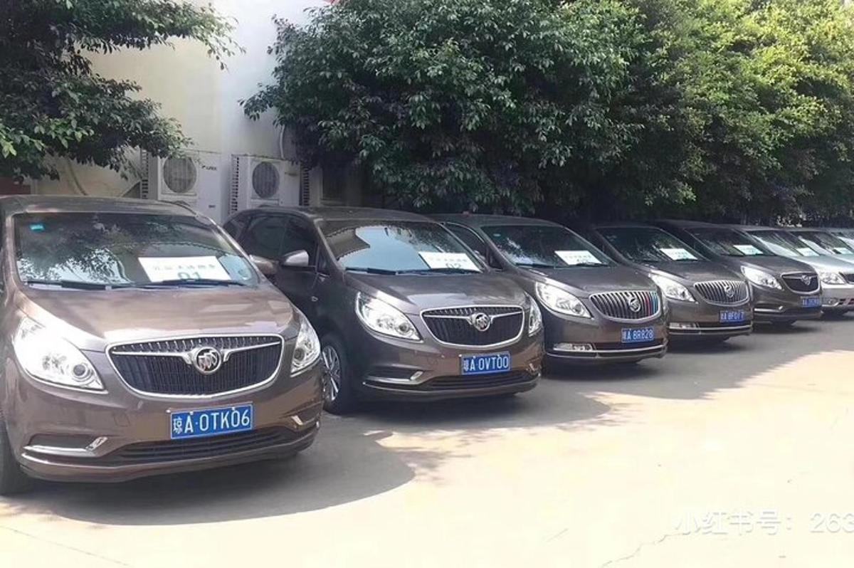 a row of cars parked in a parking lot