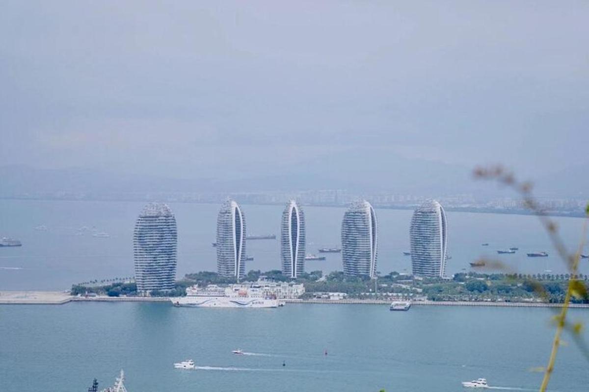 水中高楼林立的城市景观