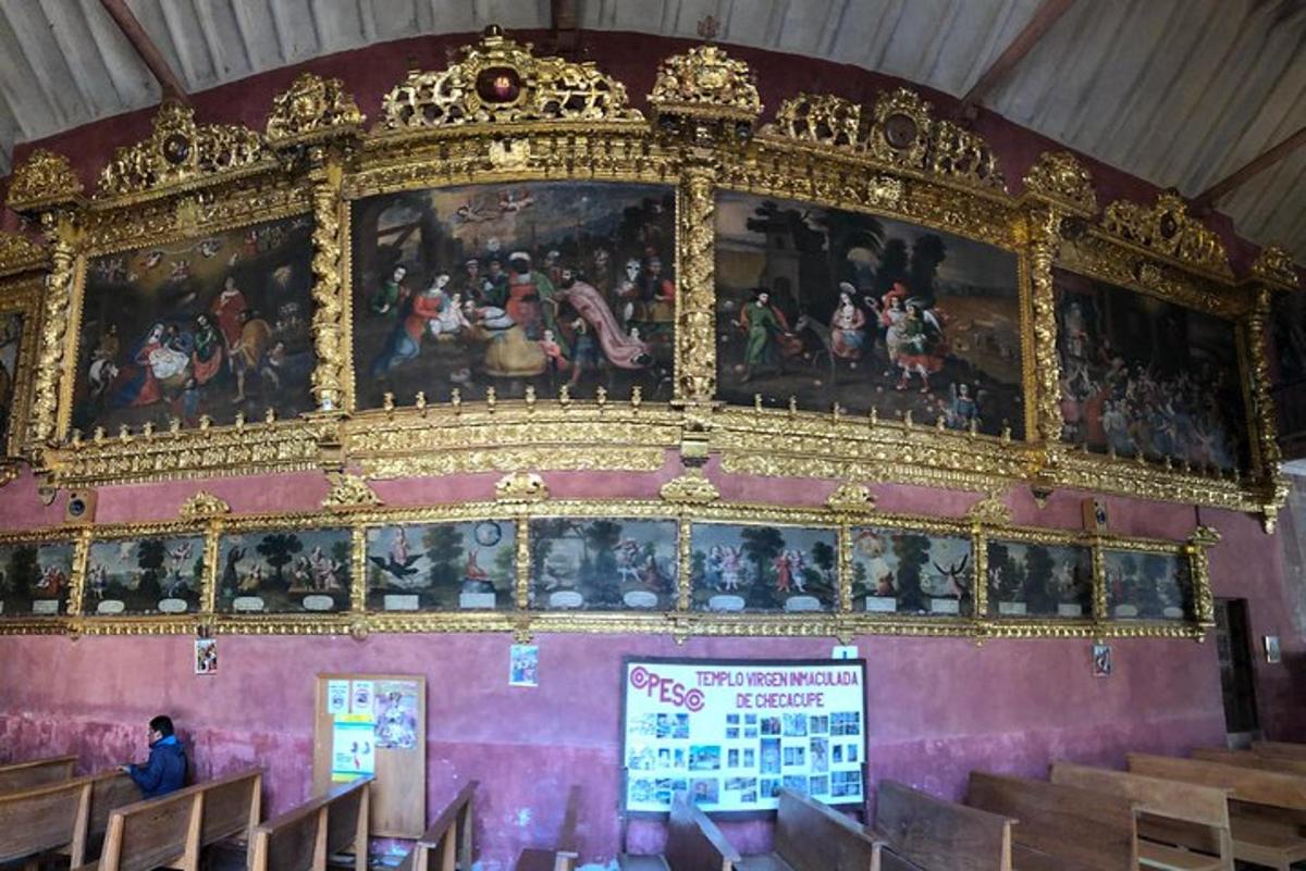 una habitació gran amb un gran quadre a la paret