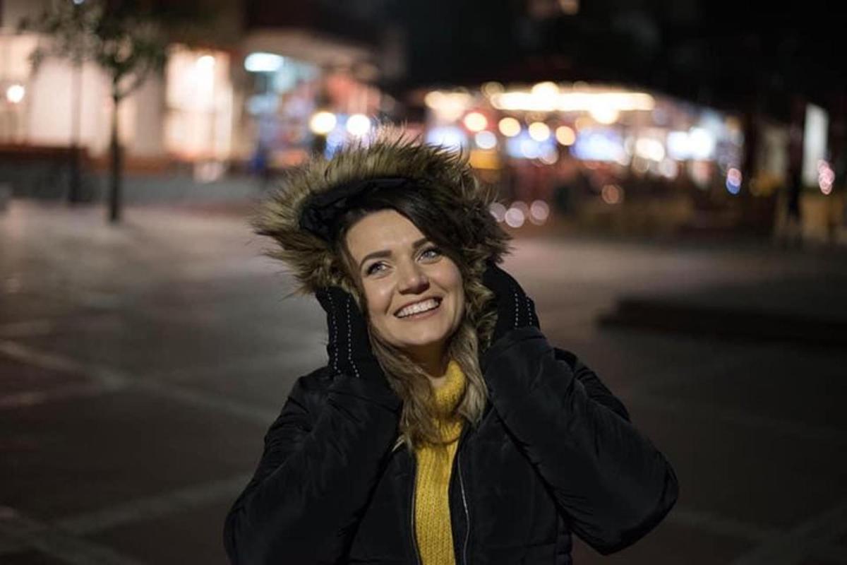 žena v černém saku a žluté kravatě