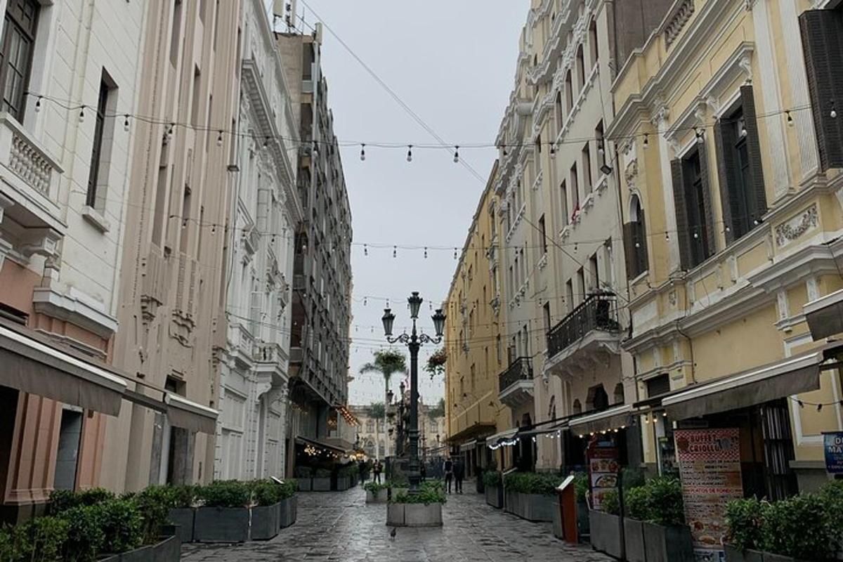 prázdná ulice ve městě s budovami