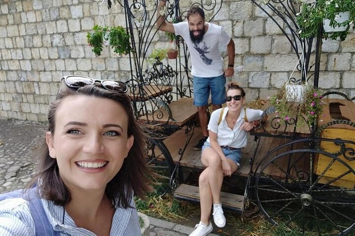 muž a žena sedící na lavičce
