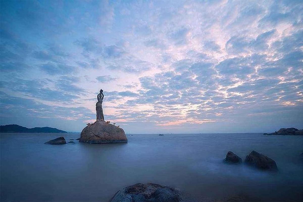 海洋中央岩石上的雕像