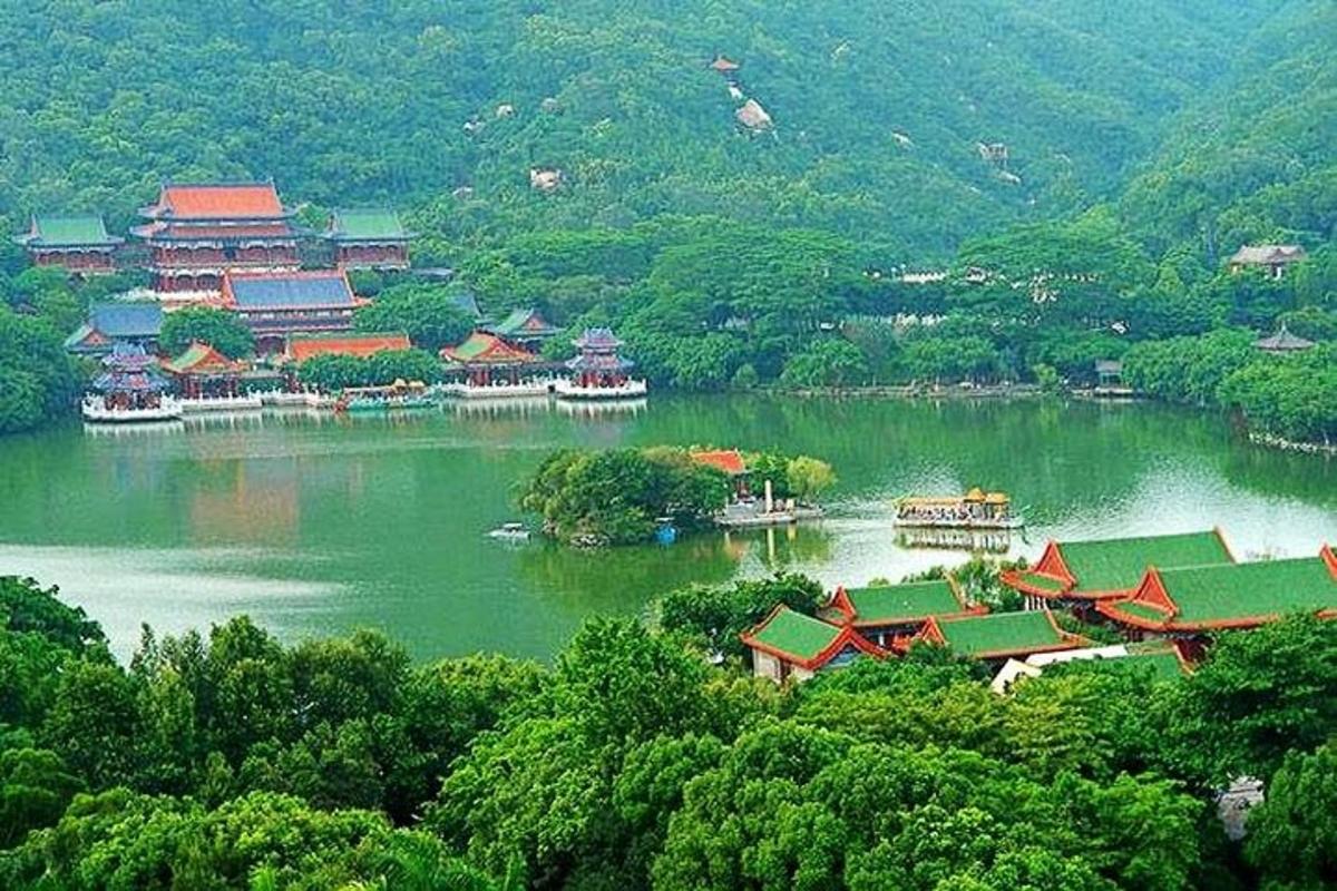 一座拥有一组建筑的湖边小镇