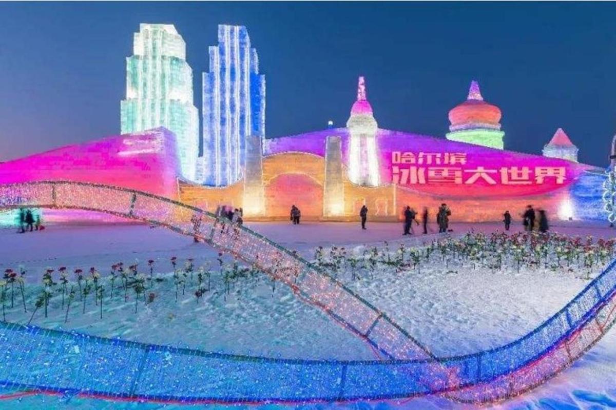 夜晚城市前的溜冰场