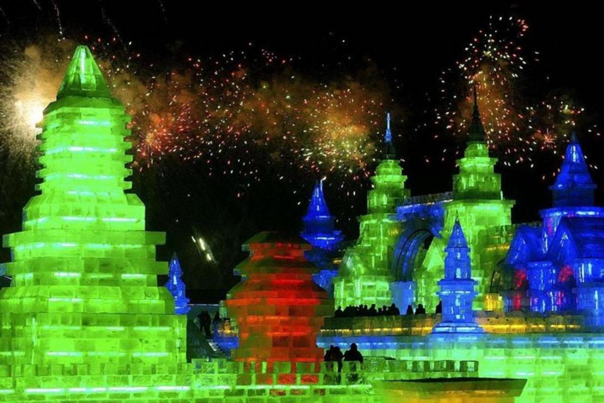 色彩缤纷的建筑，背景是烟花