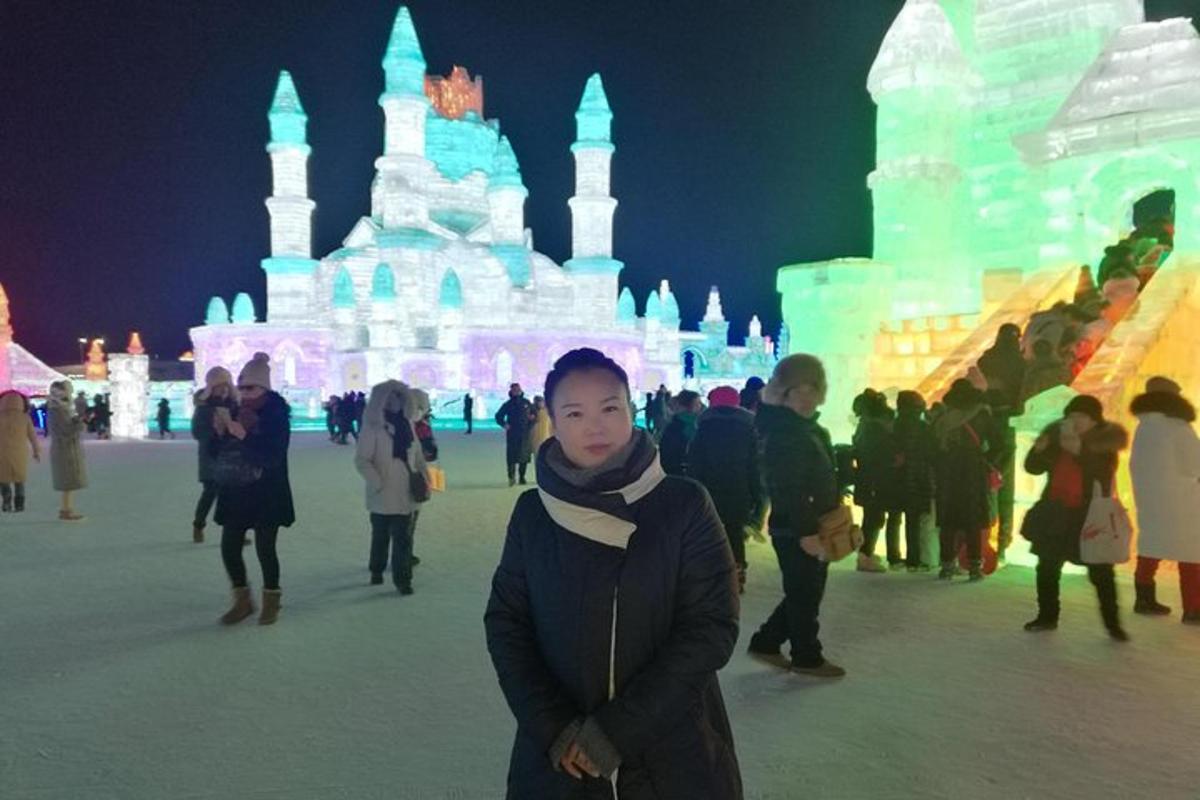 一名男子站在冰雪城堡前