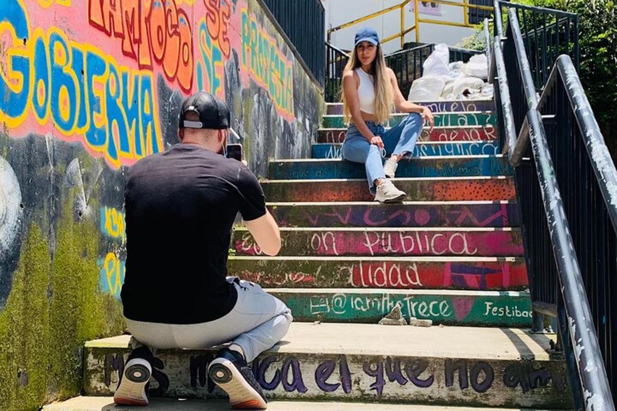 một người đàn ông và một người phụ nữ ngồi trên cầu thang với những bức vẽ graffiti