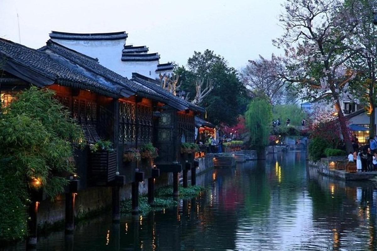 河流景观及其旁边的建筑物