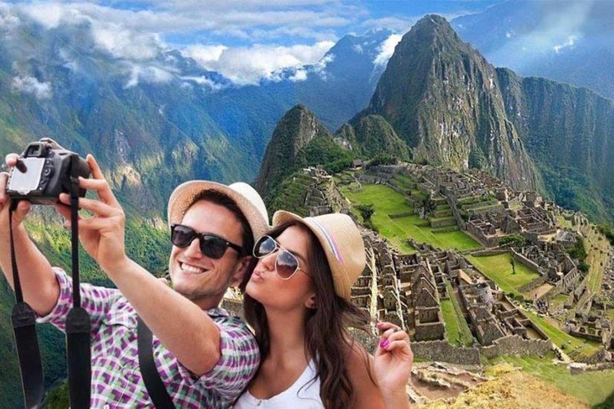 Mees ja naine teevad Machu Picchul pilti