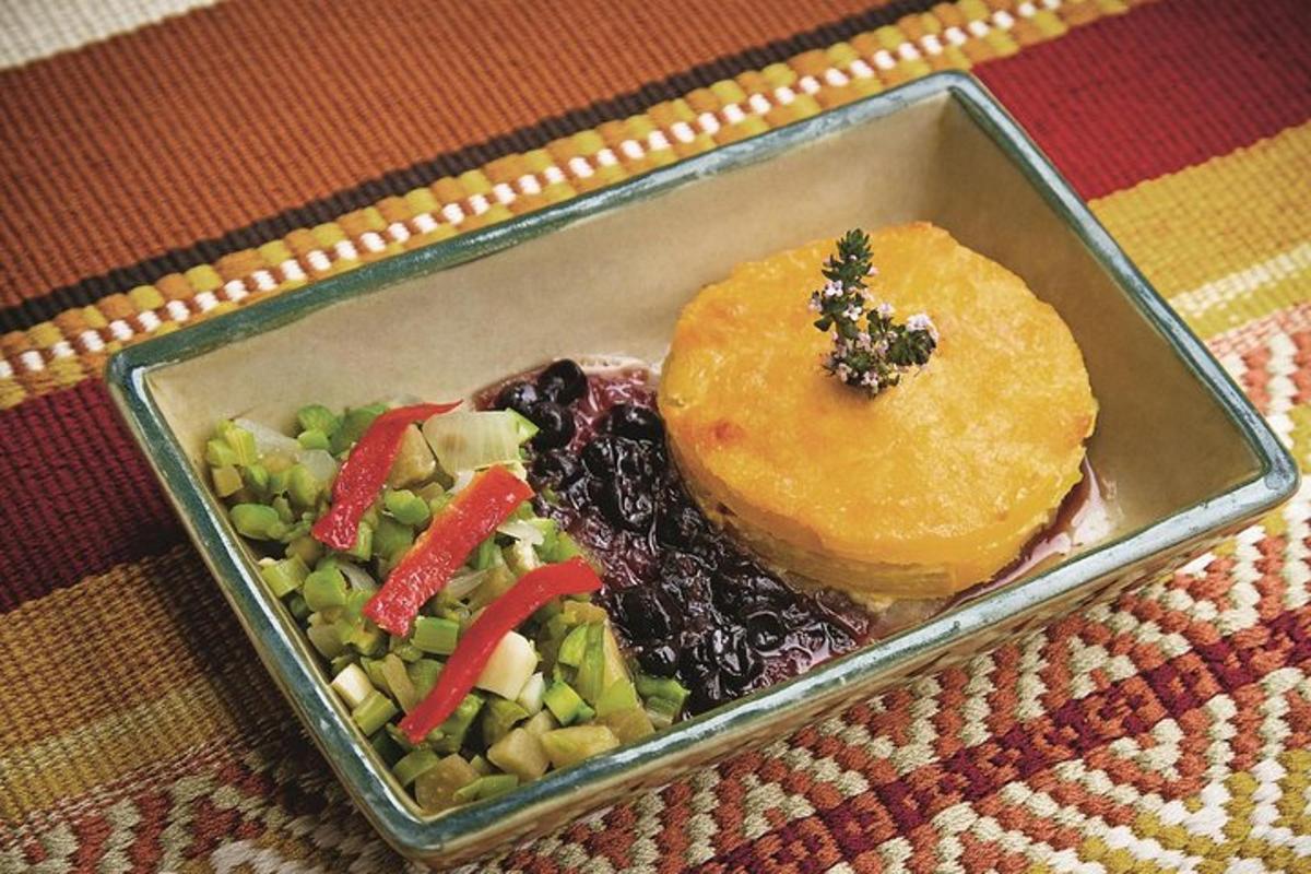 un contenitore di cibo con verdure e una ciambella