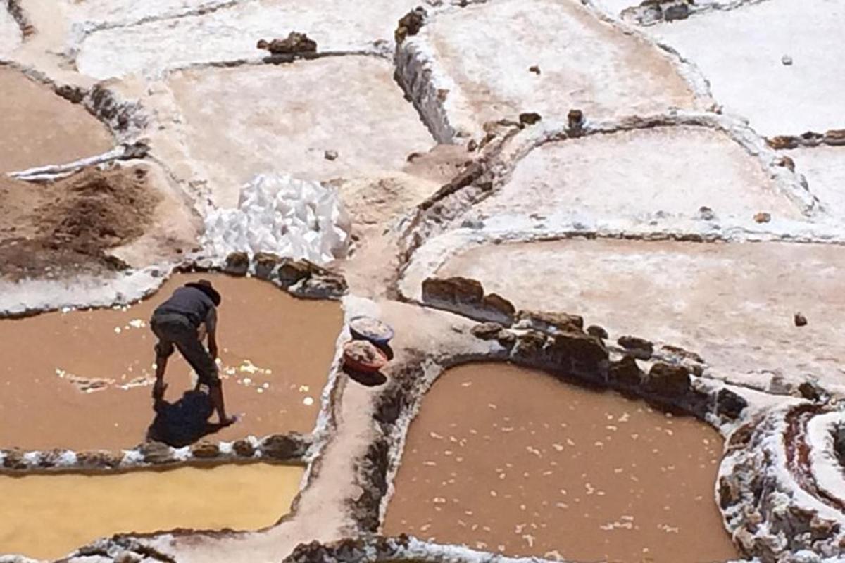 un hombre parado en un charco de agua