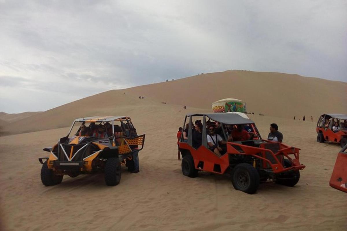 două ATV-uri și un jeep în deșert