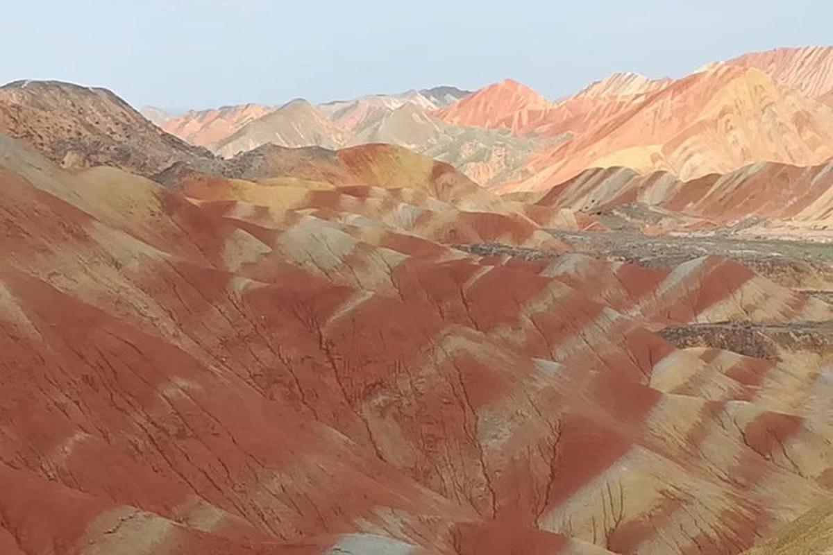 一幅以沙漠为背景、群山为背景的画