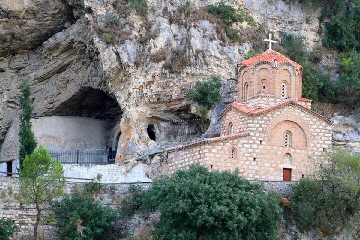 una chiesa costruita sul fianco di una montagna