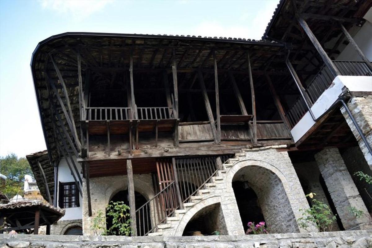 budova s balkonem a schodištěm