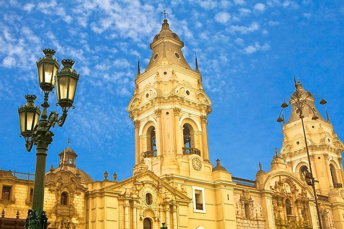 un gran edifici amb una torre de rellotge i un fanal