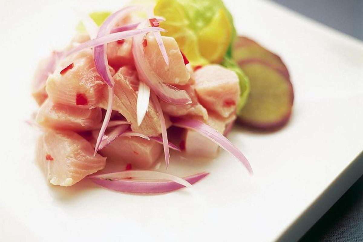Un plato blanco de comida con camarones y verduras.