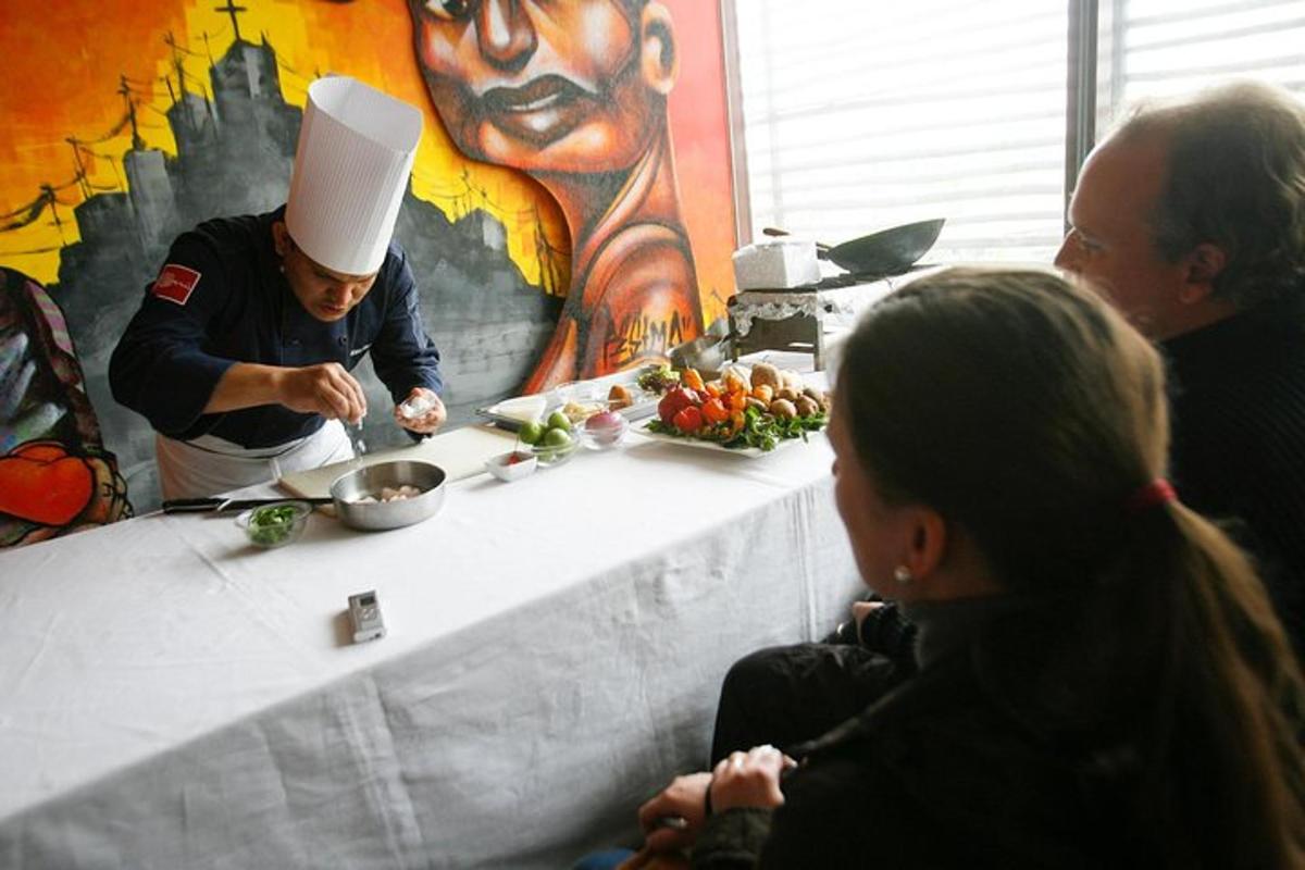 Un hombre con gorro de chef preparando comida en una mesa.