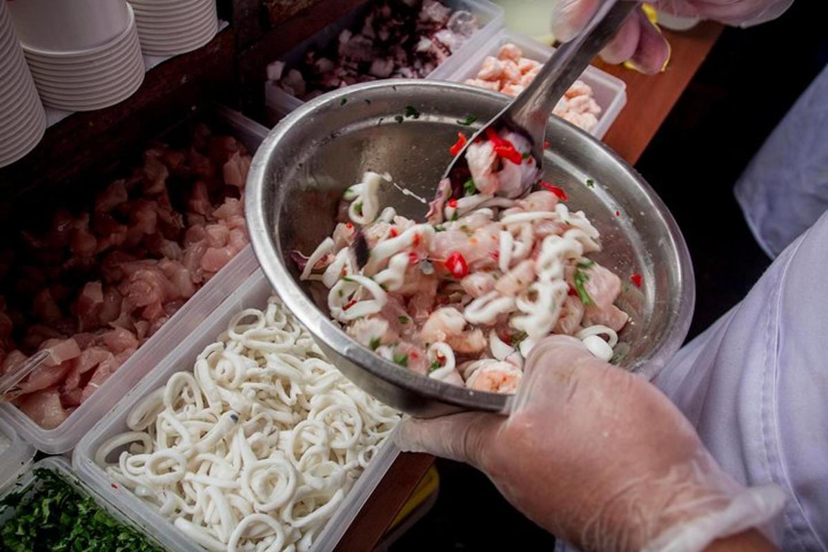 una persona che tiene una ciotola di cibo con un cucchiaio