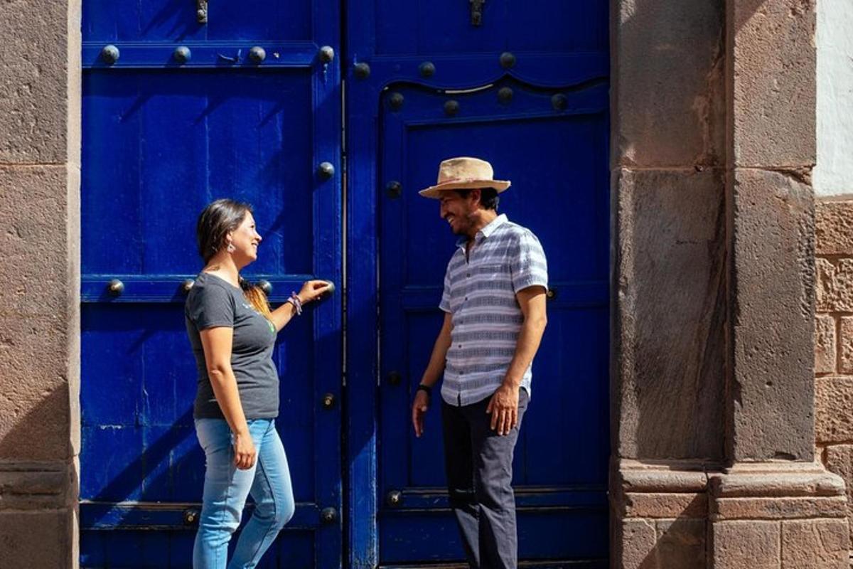 un uomo e una donna in piedi davanti a una porta blu
