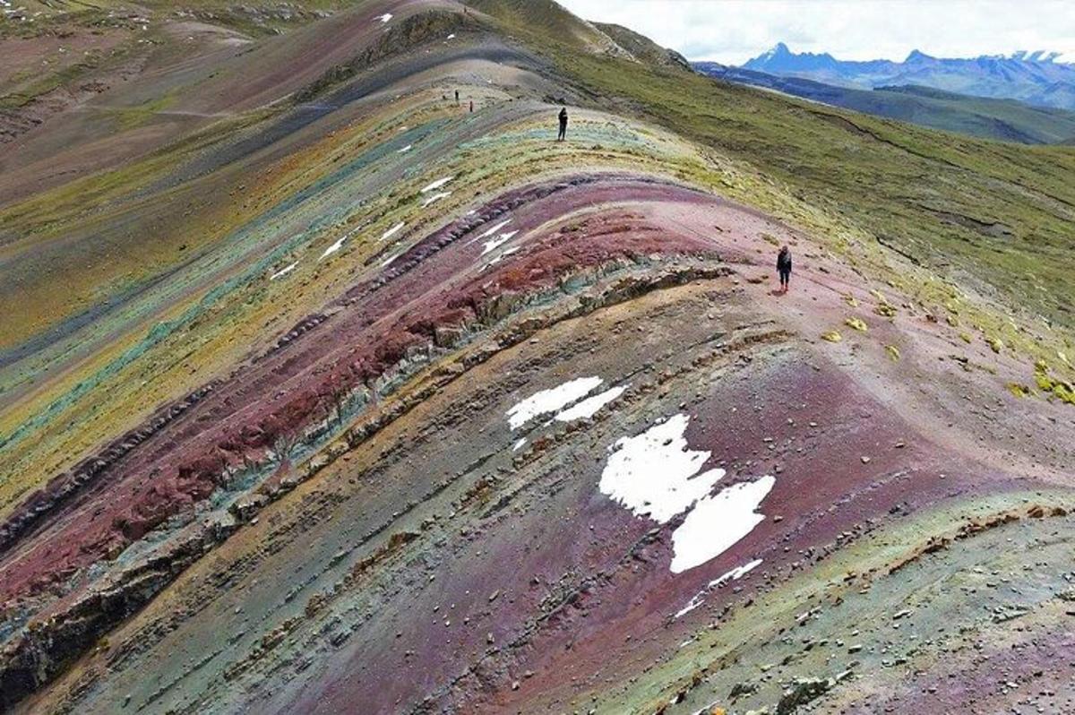 una persona que camina dalt d'un turó