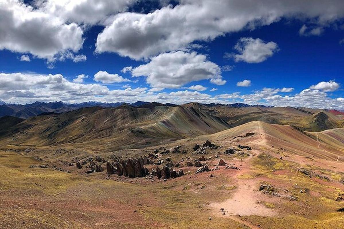 una vista d'una serralada amb núvols al cel