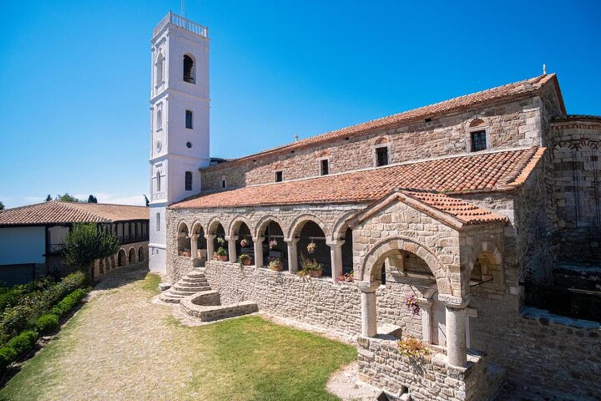 un grande edificio con una torre e una chiesa