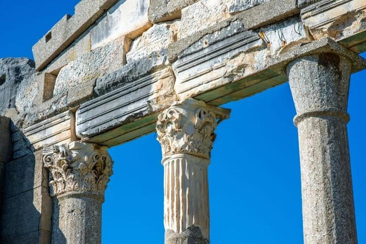 δύο κολώνες ενός κτιρίου με τον ουρανό στο φόντο